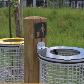 Corbeilles grillagées 60L sur poteau bois Medellin sur site